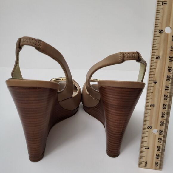 MICHAEL KORS Rochelle Heels 8 Peep Toe Tan Leather Gold MK Wedge Slingback - Picture 5 of 9